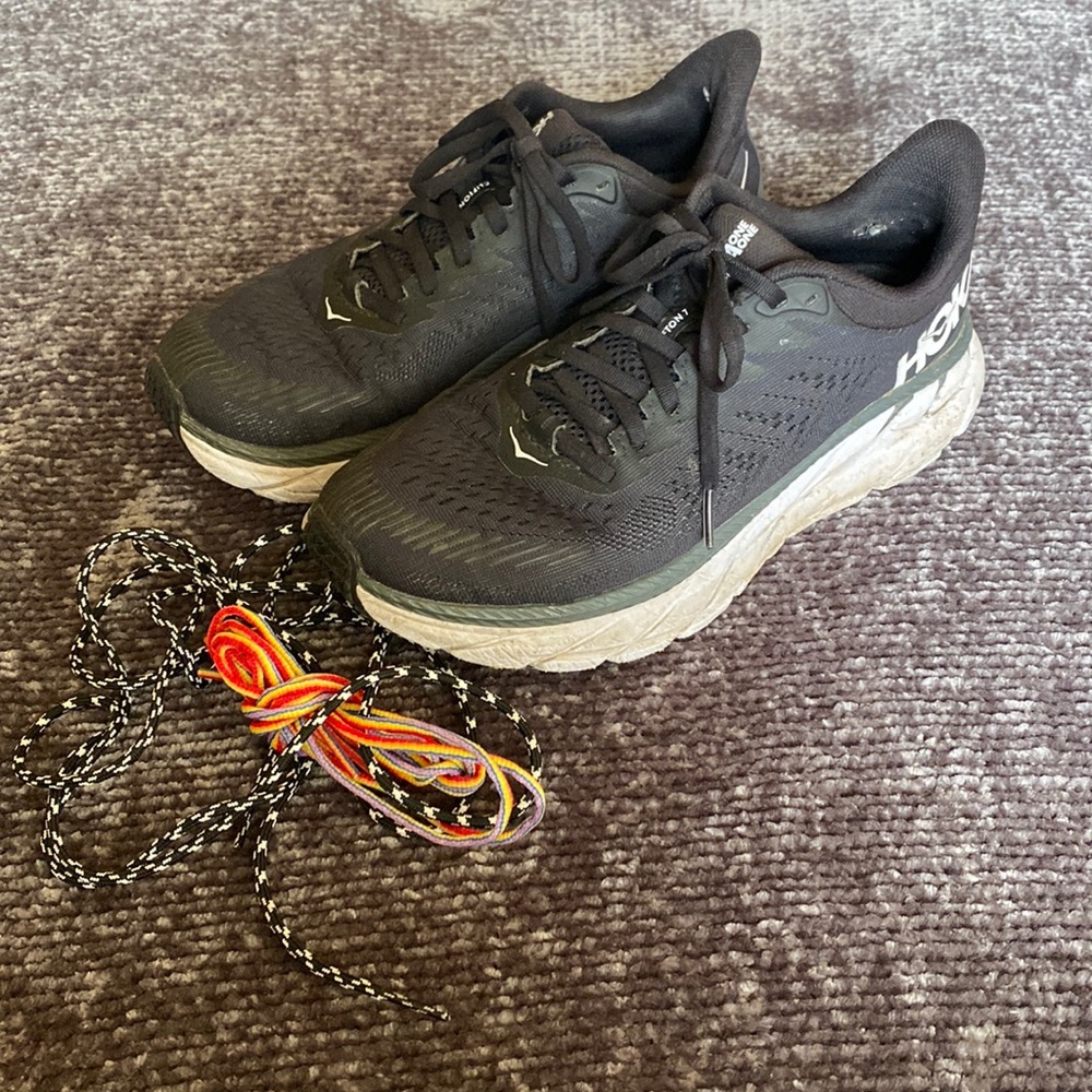 Black Clifton 7 Hoka from OV with interchangeable laces